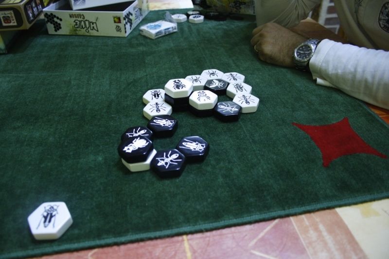 <a href="http://www.jedisjeux.net/hive-carbon">Hive carbon</a>