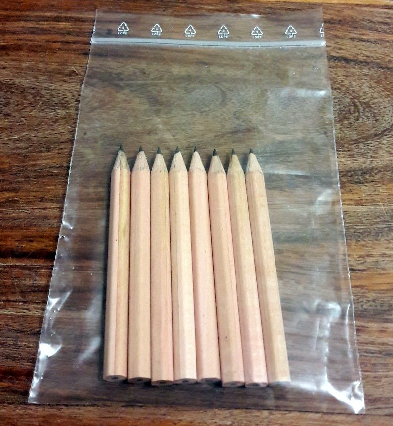 Pas moins de 8 crayons à papier mais pas de papier il ne faudra pas oublier d'en mettre dans la boite !
