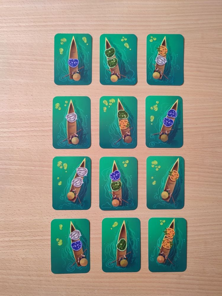 Chaque joueur démarre la partie avec un lot de 3 cartes barque (reconnaissable au dos avec 1, 2 3 ou 4 bambous).