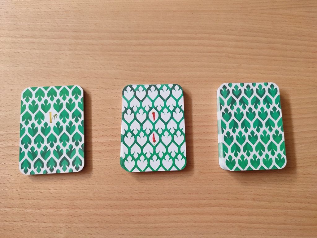 De gauche à droite : 12 cartes barque de départ, 16 cartes piment et 32 cartes barque.