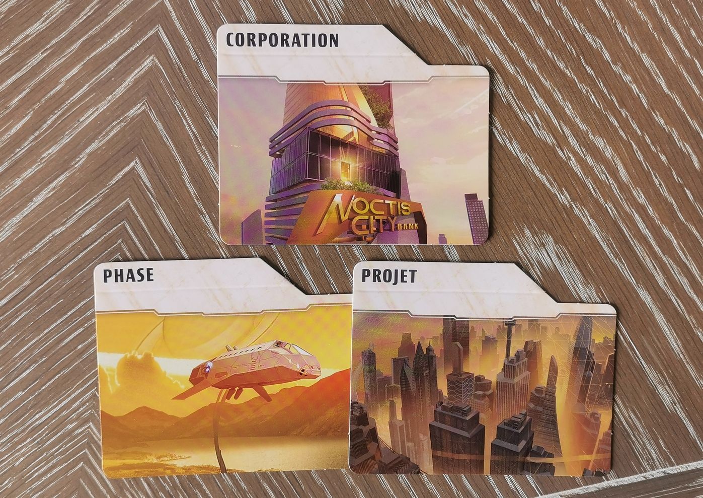 Ces 3 cartes épaisses viennent pour séparer cartes “Projet” “Phase” et “Corporation”