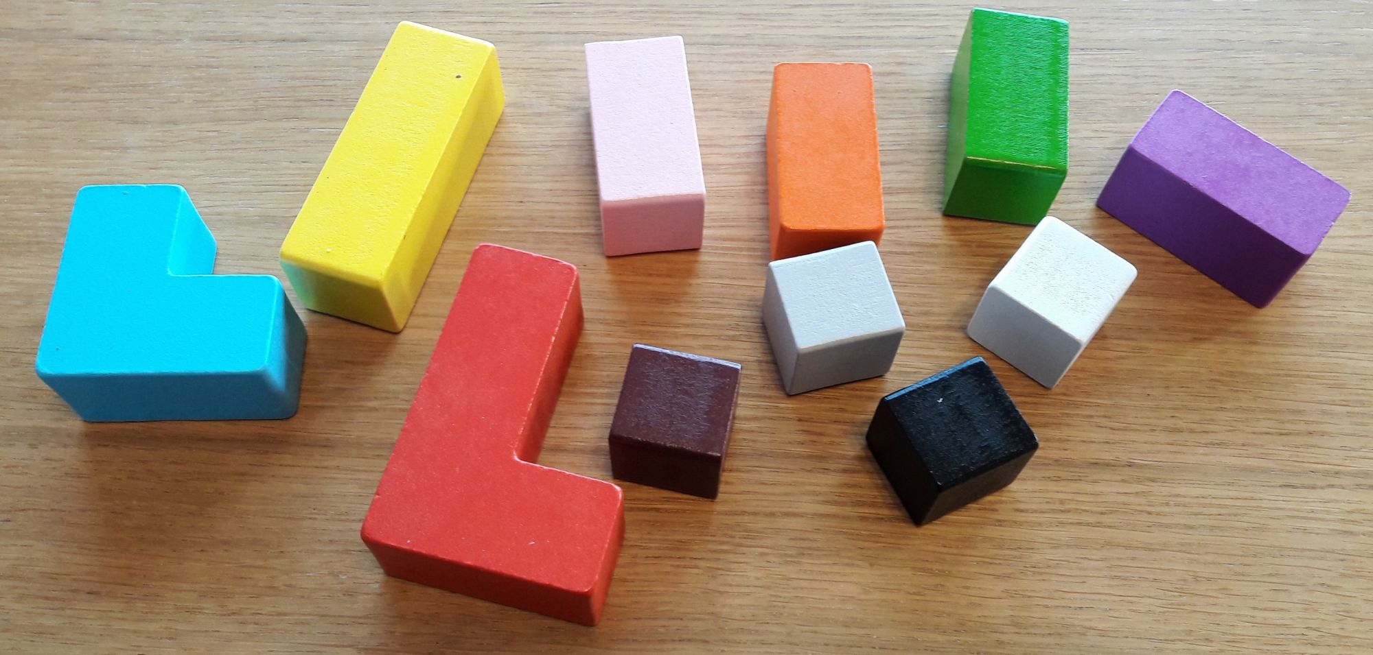 Que serait un jeu de construction sans blocs. Ici en bois en forme de tetris mais aussi plus petits.
