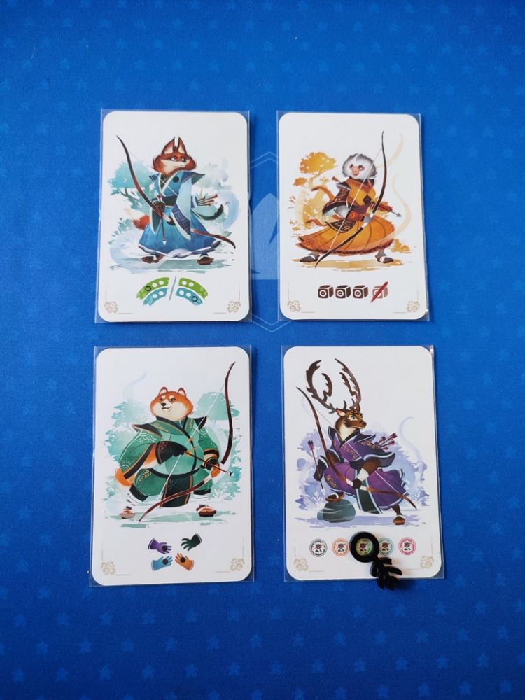 Il y en a 4 dans le jeu avec chacune un talent personnel (capacité spéciale à utiliser ou non). A noter le pointeur de flèche noir pour l'Archer Shika. La boite contient 4 protège cartes (oui, oui !!!)