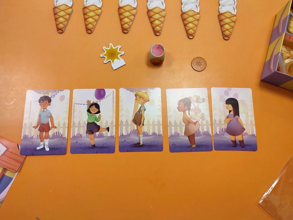 Les 6 cartes Enfant sur la face Attente (Dégustation. sur l'autre face) à placer à gauche su stand de glace.