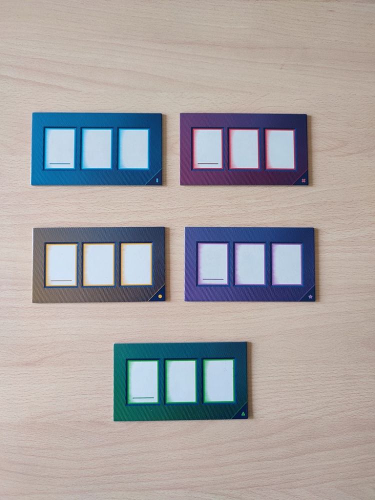 Les 5 tablettes au couleur du joueur pour inscrire son nombre à 3 chiffres (1er chiffre sous le trait à gauche).