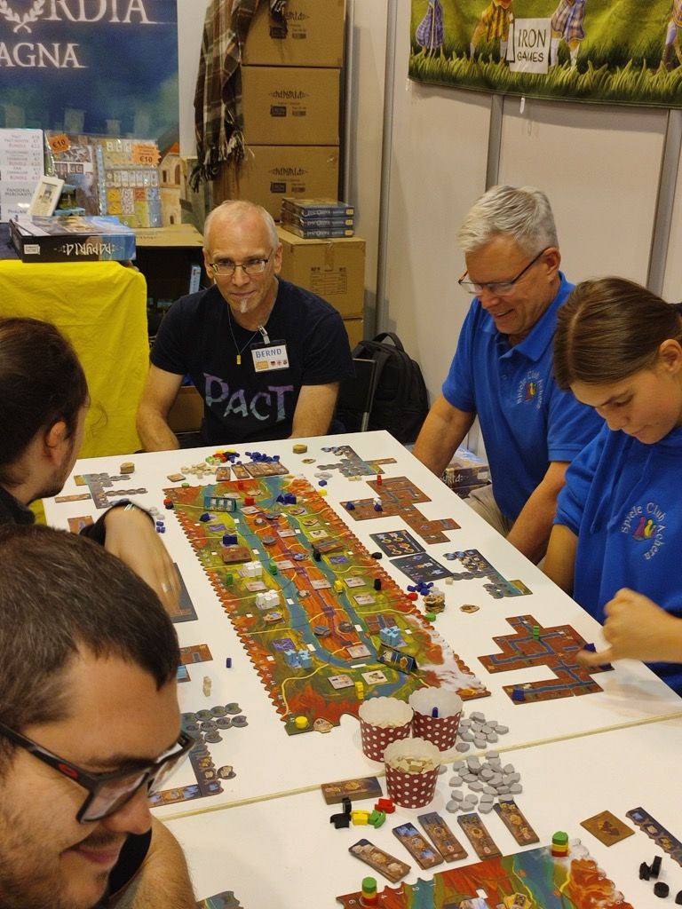 Bernd Eisenstein (Peloponnes 2009, Discordia 2022) qui présente son dernier jeu Papyria sur son stand d'Irongames.