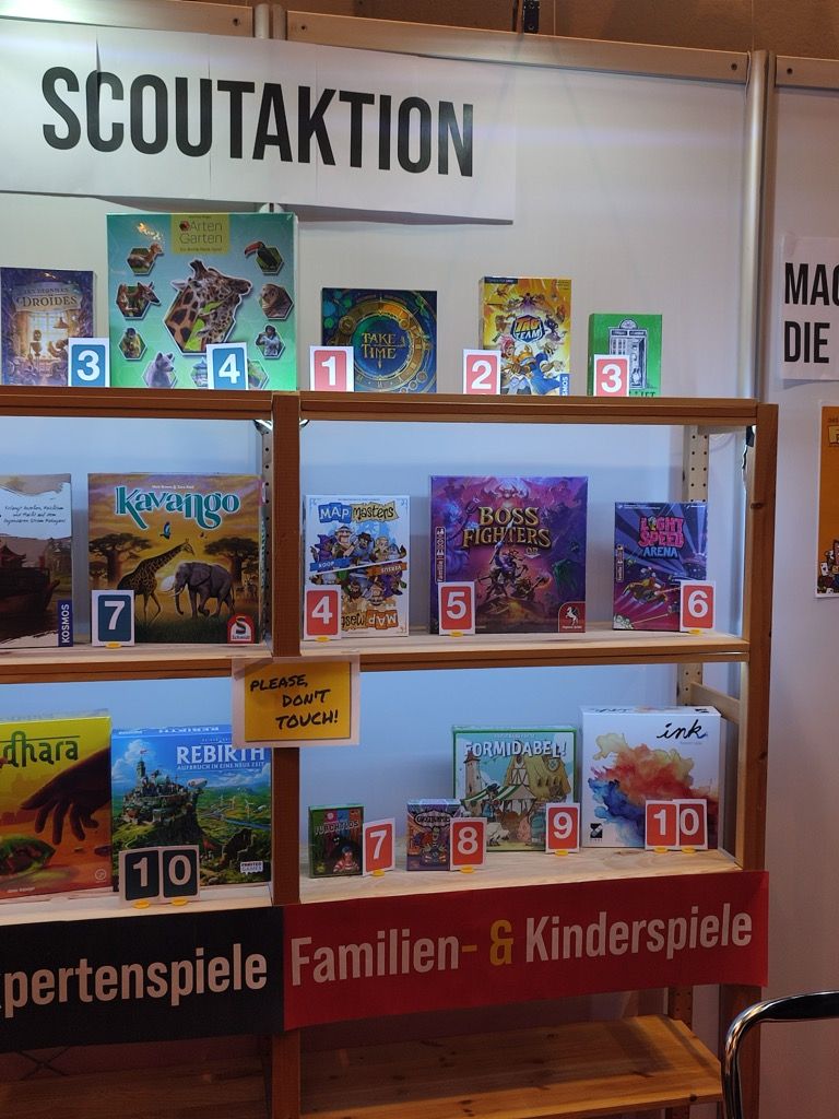 Passage devant le sta&nd Fairplay pour constater que Take Time est toujours Number one pour le moment.