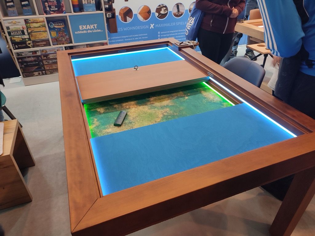 Stand de tables de jeux  : toujours aussi impressionnant à voir mais faut cramer sa CB pour se l'offrir.