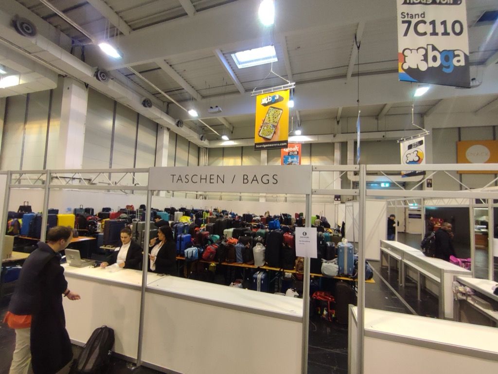 Les valises de jeux  achetés depuis 3 jours attendent gentiment leurs propriétaires à la consigne.