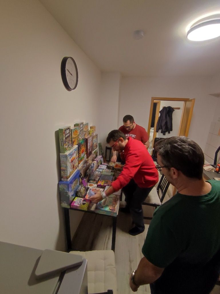 Les derniers préparatifs pour notre loot d'Essen 2025 malgré la fatigue.