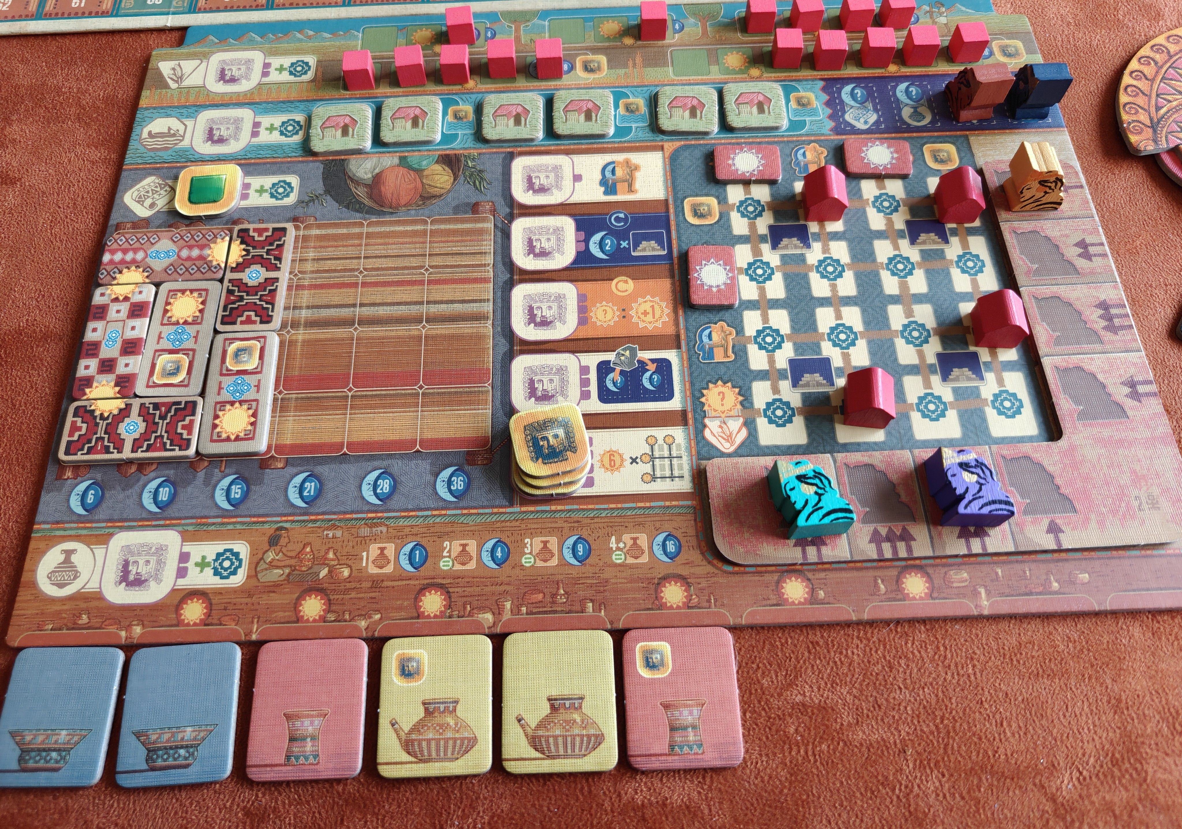 Inca d'école : pour la tapisserie, selon le scoring déclenché, le joueur rouge marquera 5 points de jour et 15 points de nuit. Les points de nuit sont directement marqués sur le plateau central, ceux de jour viennent incrémenter le compteur Inti