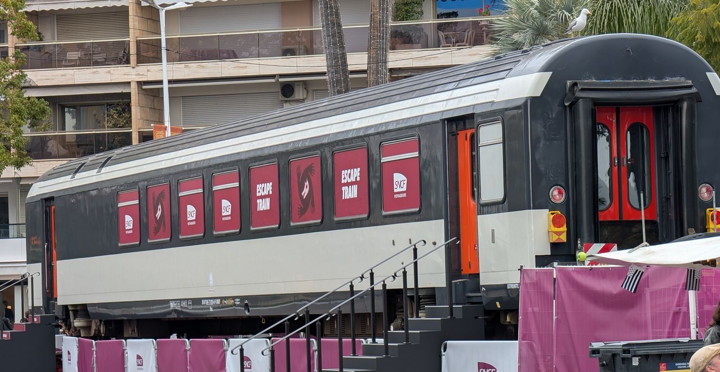 Destination : Cannes-Essen : Voie 0. Prenez garde en montant à bord... la pleine lune s'est invitée sur le trajet et les loups-garous rôdent déjà sur le quai de la croisette.
