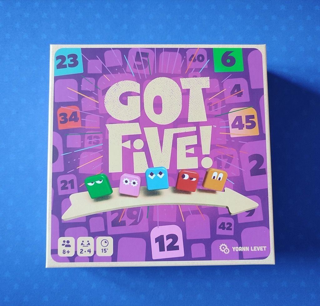 Boite carrée sur un fond violet : plutôt bien vu pour se démarquer sur une étagère de jeux en boutique