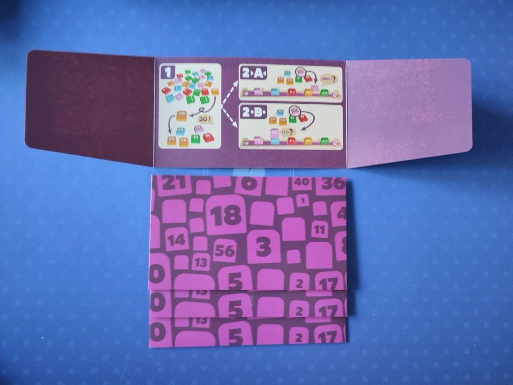 4 paravents violets avec une aide de jeu à l'intérieur.