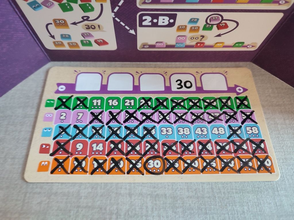 Ma fiche de jeu où j'ai déjà trouver par élimination ma tuile orange.