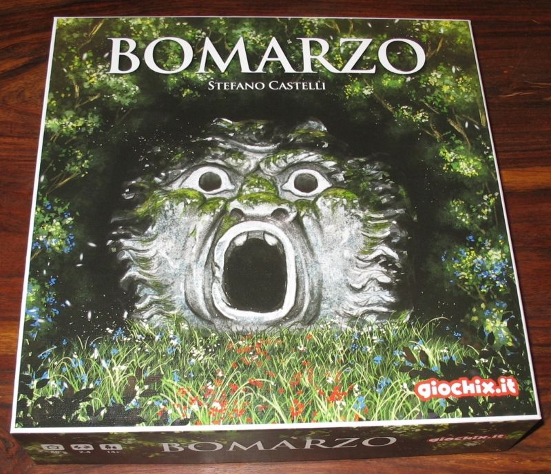 Magnifique illustration sur la boite qui donne le ton du jeu représentant La Porte de l'Ogre (entrée des Enfers) des jardins de Bomarzo.