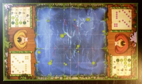 Le plateau de jeu (format 19X33cm) avec l'étang au milieu et sur les côtés le rappel pour scorer et les différentes phases du tour de jeu.