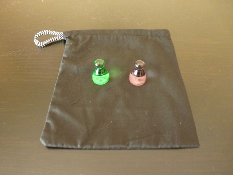 1 sac en tissu noir (!) pour les tuiles avec 1 pion urbaniste noir et 1 pion maire vert (1er joueur)