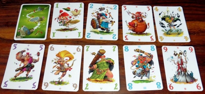 Les cartes clan sont constituées de 6 séries de 9 cartes allant de 1 à 9 (étonnant, non ?)