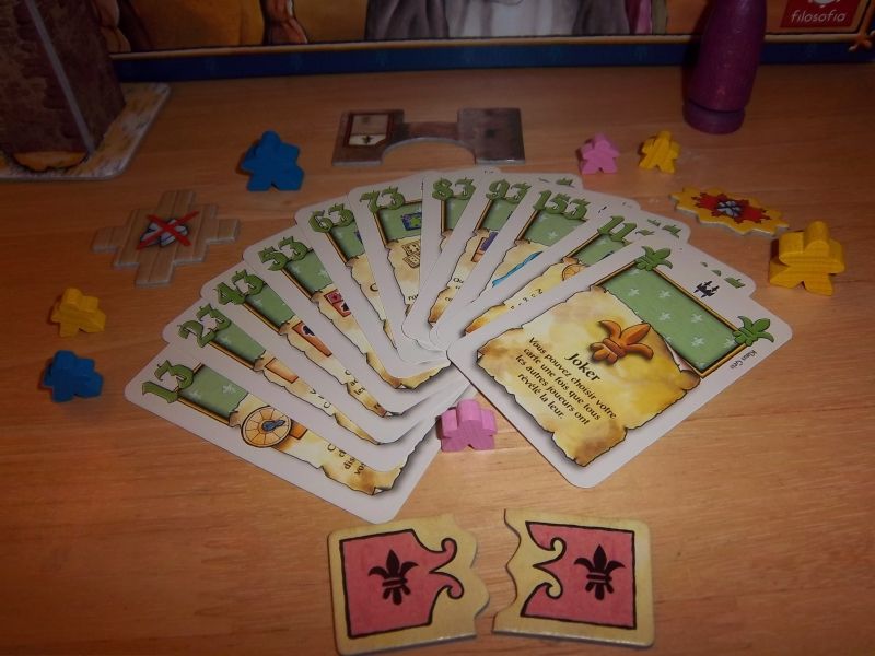 Cartes pouvoir du joueur vert et pions (Pont, alliance, quarantaine, effondrement) de l'extension dite "Des joueurs". Les noms des créateurs sont sur les cartes.