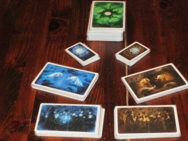 A gauche, les cartes au dos bleu pour le fantôme et à droite les cartes au dos marron pour les médiums, dans les deux cas les dos sont différents pour les personnages, lieux et objets. (photo : Board 
