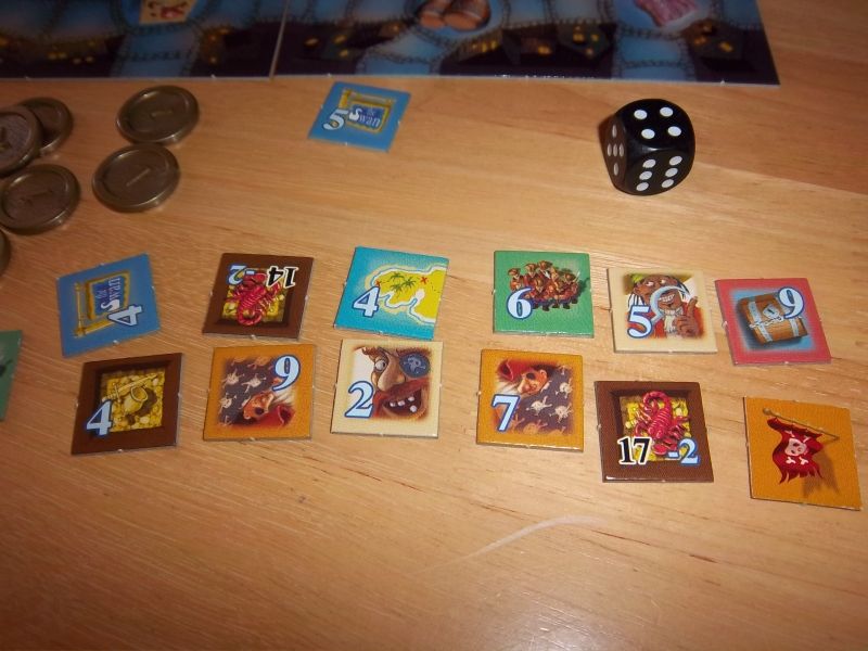 Quelques-unes des nombreuses tuiles du jeu : scorpion, carte au trésor, patrouille des gardes, etc...