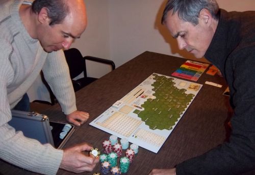 Mes deux adversaires préparent le jeu, et comme pour un 18xx, nous utilisons des jetons de poker