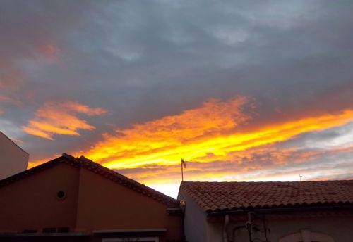 Pour me consoler de ce gadin, un peu de poésie dans ce monde de brutes...rêverie depuis ma terrasse.