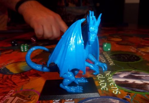 Lilajax (la main, pas le dragon), plein d'audace, semble faire guili-guili au général bleu (pas le nom en mémoire).