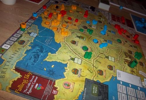 La partie va bientôt commercer. Les Romains sont en rouges, les Belges en jaunes, les Arvernes en vert et les Eduens en bleu. Au fond en noir, les Germains