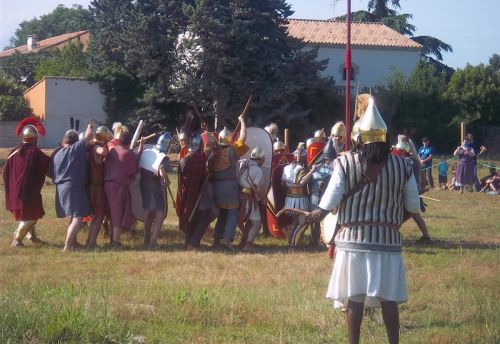 Et le combat s'engage. Il va y avoir 4 batailles ainsi : résultat, 2 partout. A noter que notre ami tambour Nubien admire le spectacle, et attend que l'orage passe.