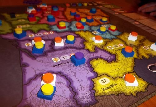 Avec la couleur orange, je contrôle le Languedoc avec les modérés, et le Roussillon avec les royalistes...