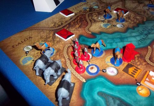 Romains et Carthaginois (oui, les éléphants...) se sont durement affrontés. Les dromadaires symbolisent les routes de commerce