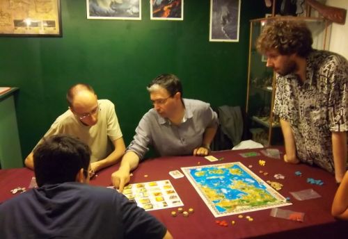 Les explications du jeu par Cormyr, sous les regards attentif de Bart, Melias (au premier plan) et Thomas (à droite).