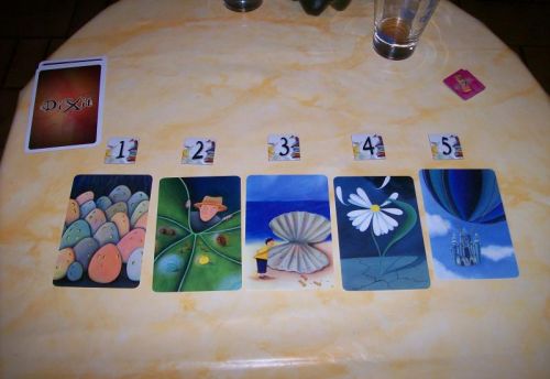 Ma première proposition, trop simple : "Arthur et les minimoys". en plus, à 3, les cartes sont plus faciles à deviner.