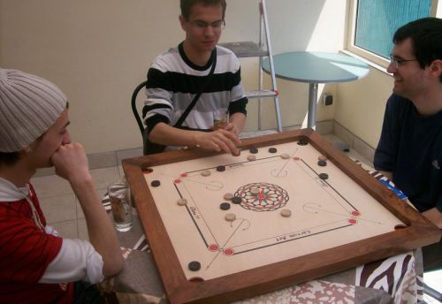 La table du salon n'étant pas pratique pour 4 joueurs, nous nous déplaçons vers celle de la veranda...