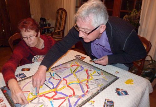 Robert qui étudie le parcours de son passager sous l'œil attentif de Paulette