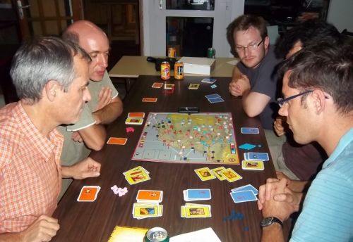 Le jeu génère une atmosphère d'état-major autour de la table : Chaque camp tente de coordonner ses actions, fixe des objectifs, etc...