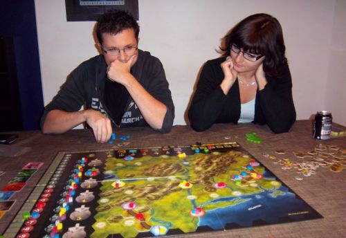 Flavien et Cindy examinant la disposition des marchandises sur la plateau de Steam. 