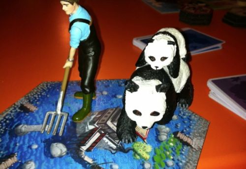 Le panda et le jardinier, version surdimensionnée
