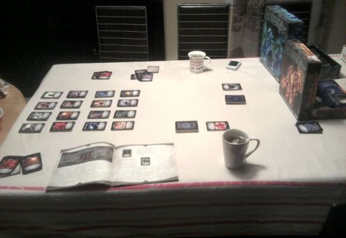 La table est prête, le jeu est prêt, les tasses de Verveine sont prêtes aussi.