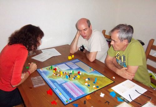 La partie a commencé...et les joueurs sont déjà bien concentrés.