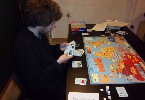 Thomas le rouge examinant les cartes "Mid-war" que nous n'avons pas beaucoup vu dans cette partie...