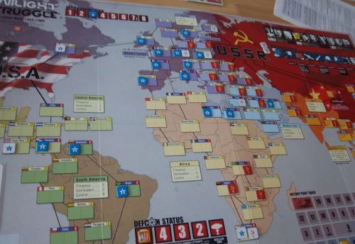 4ième tour : La situation est a peu près stabilisée en Europe, mais à l'avantage des USA.. Notez la petite avance de l'URSS en Afrique...