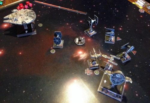 Les rebelles ne sont pas à la fête et le X-Wing et le Y-Wing semble piégé dans la nasse des vaisseaux de l'empire