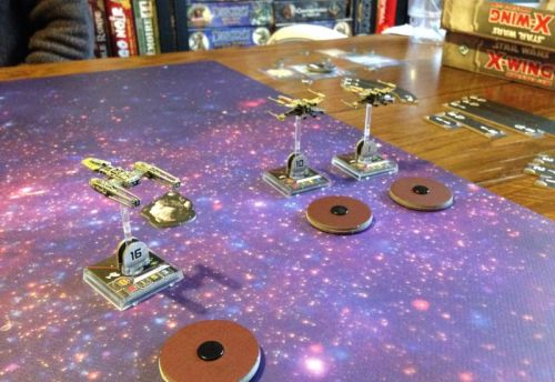 Les rebelles se séparent : le Y-Wing au centre, les deux X-Wings contournent les astéroïdes pour repiquer plus tard au centre
