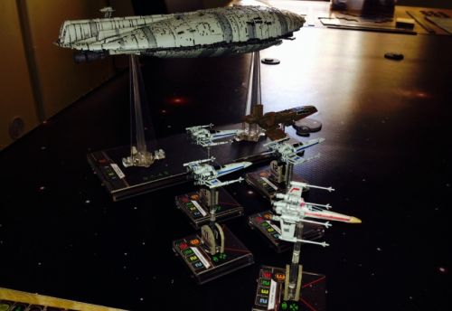 2. L'escorte : 1 HWK, 1 X-Wing et 3 Z-95